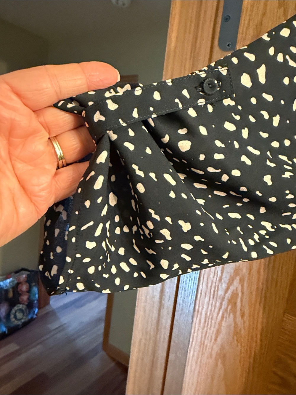 Black and Cream V-Neck Long-Sleeve Blouse - Picture 3 of 6